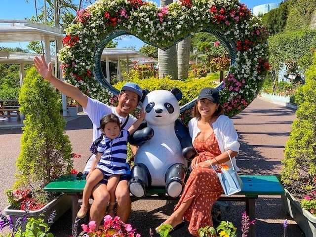 沖縄の子供の国を家族で楽しいでいる写真