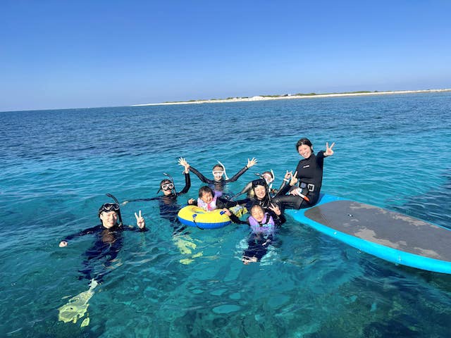 お子様連れでも楽しめる沖縄のシュノーケリングツアーの写真