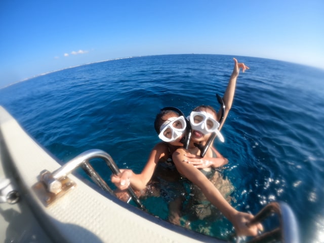 友達同士で楽しむ慶良間シュノーケリング