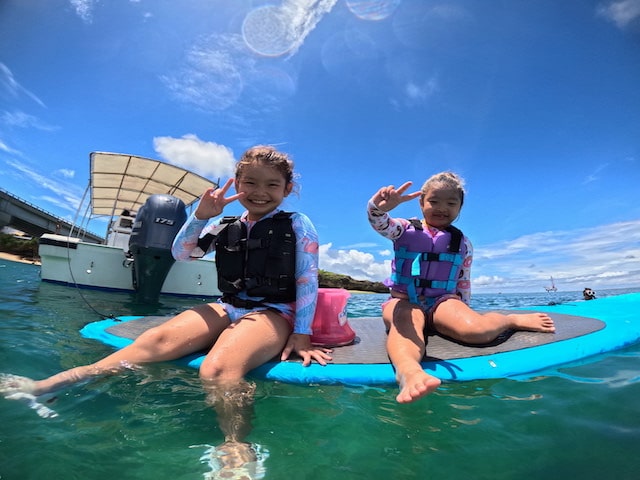 サップで楽しむ子供たちの笑顔