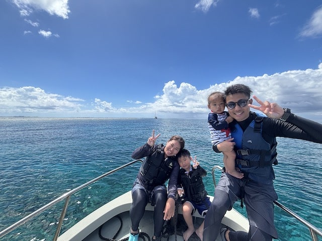 貸切ボートの船上で家族写真