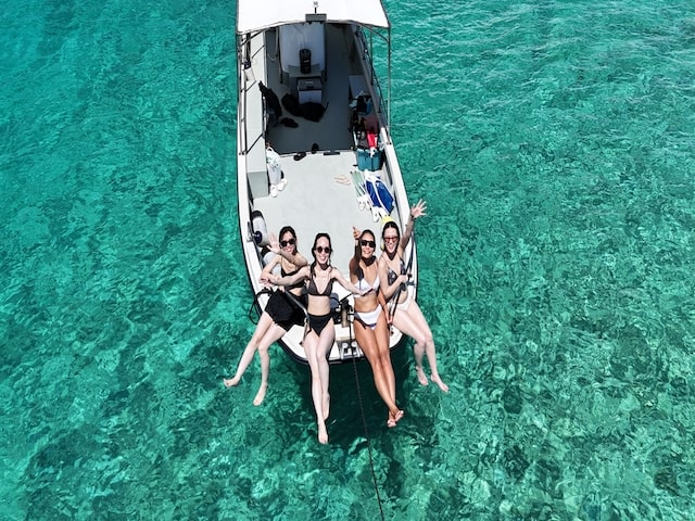 慶良間ツアーを船上で楽しんでいる姿をドローン撮影