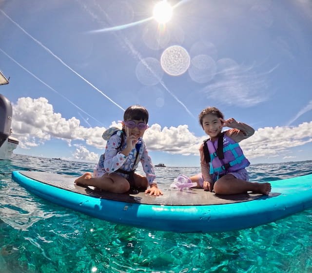 慶良間諸島の海を子供と一緒にサップで楽しんでいる
