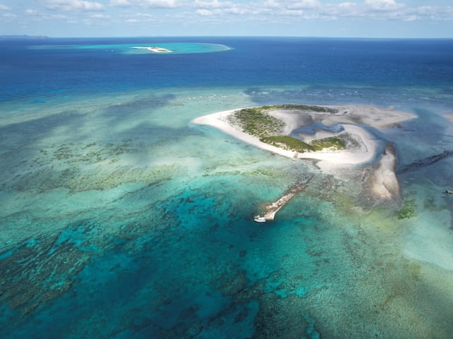 透明度抜群の慶良間諸島をドローンで撮影