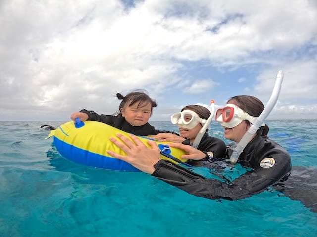 春休みに慶良間諸島で子どもとシュノーケリング体験を楽しむ家族