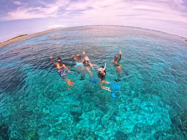 沖縄の透明度抜群の海でシュノーケリング
