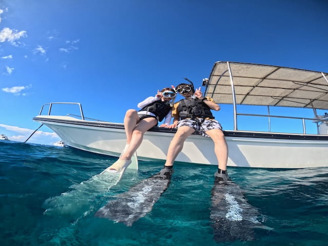 カップルで沖縄の海を楽しんでる写真