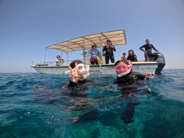 沖縄の海で子どもと楽しむ貸切ボートシュノーケリング体験