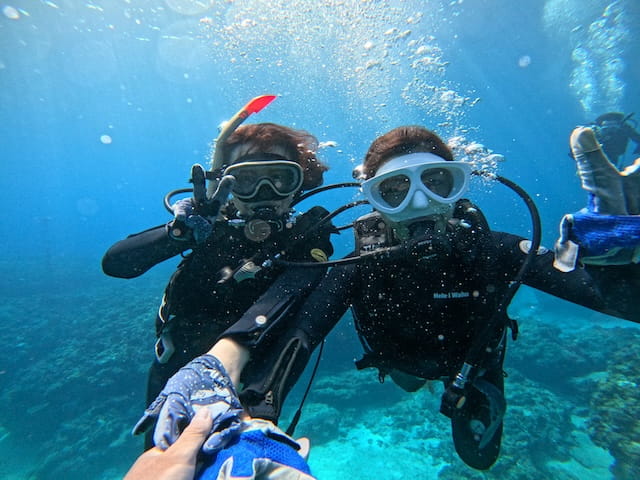 慶良間諸島で体験ダイビングを楽しむ初心者ダイバー