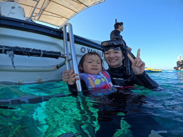 慶良間の海で子どもと一緒にシュノーケリング