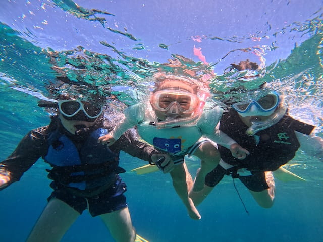 慶良間諸島の綺麗な海で子供と一緒にシュノーケリング