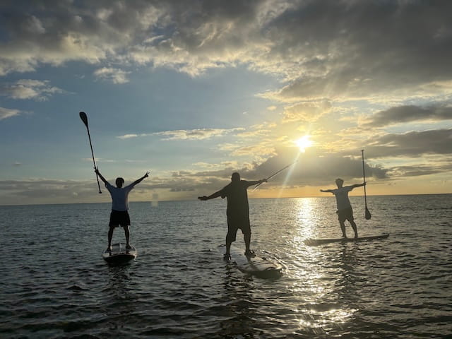 サンセットが見えるビーチでサップを楽しいでいる様子