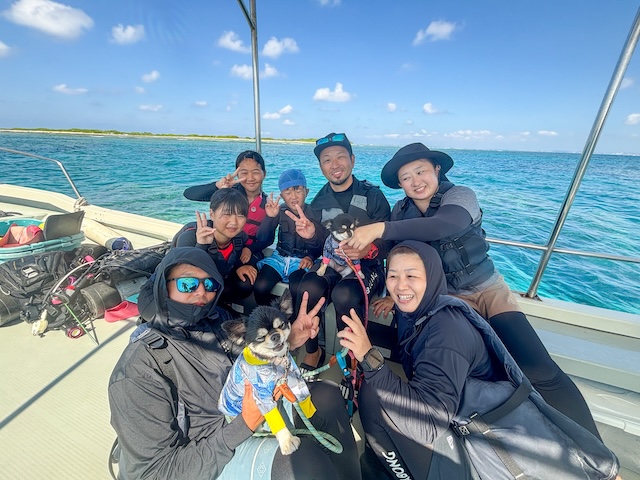 貸切ボートでワンちゃんと一緒に慶良間の海へ向かう船の上