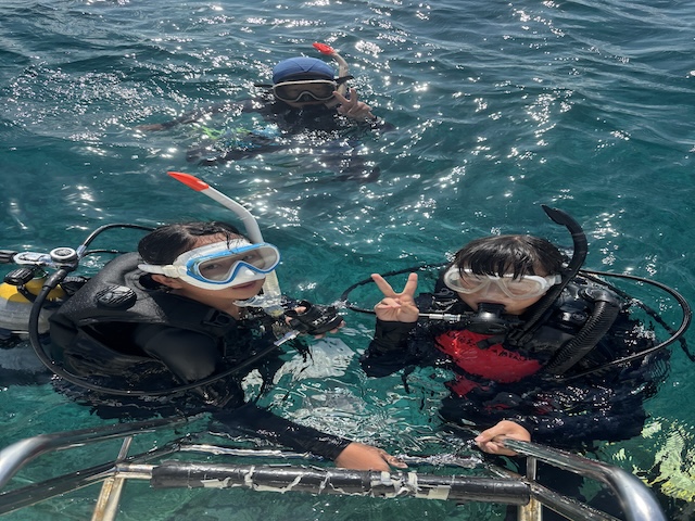 初めてのダイビングに挑戦する様子