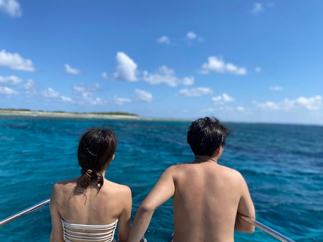 貸切のソルキス号の特等席に座るカップル