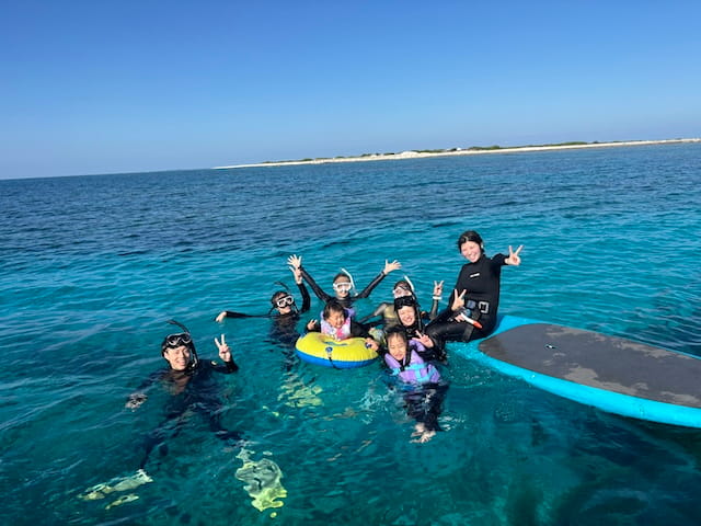 1グループ貸切の慶良間ツアーでサップとシュノーケリングを楽しんでいる様子