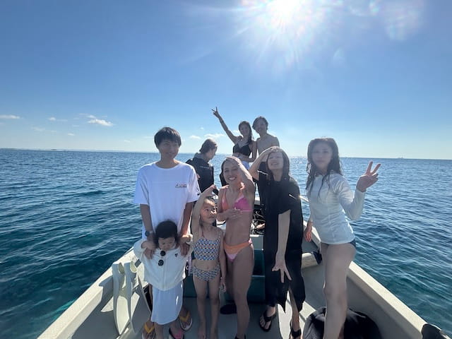 貸切ボートで友達家族と子連れで行った慶良間の海で記念写真