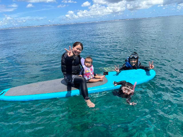慶良間の海でサップとシュノーケリングで楽しむ家族ツアー
