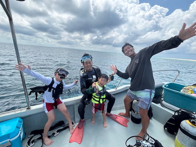 貸切ボートで沖縄の海を楽しんでいる様子