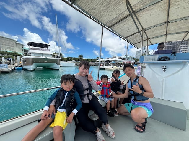 少人数制の沖縄シュノーケリングツアーで出港前の記念撮影