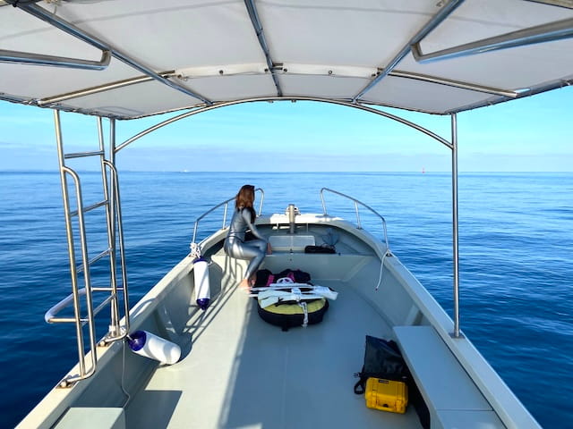 貸切ボートでのんびり慶良間諸島へ向かう途中の船上