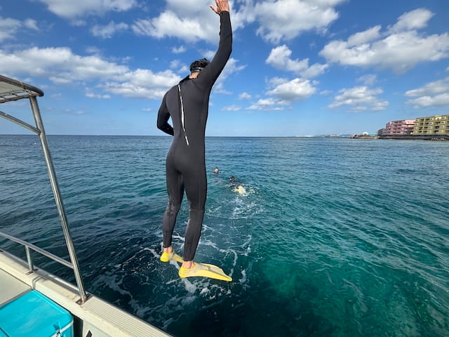 沖縄の海に飛び込む瞬間