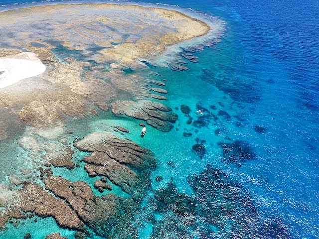 慶良間の海をドローンで撮影した写真